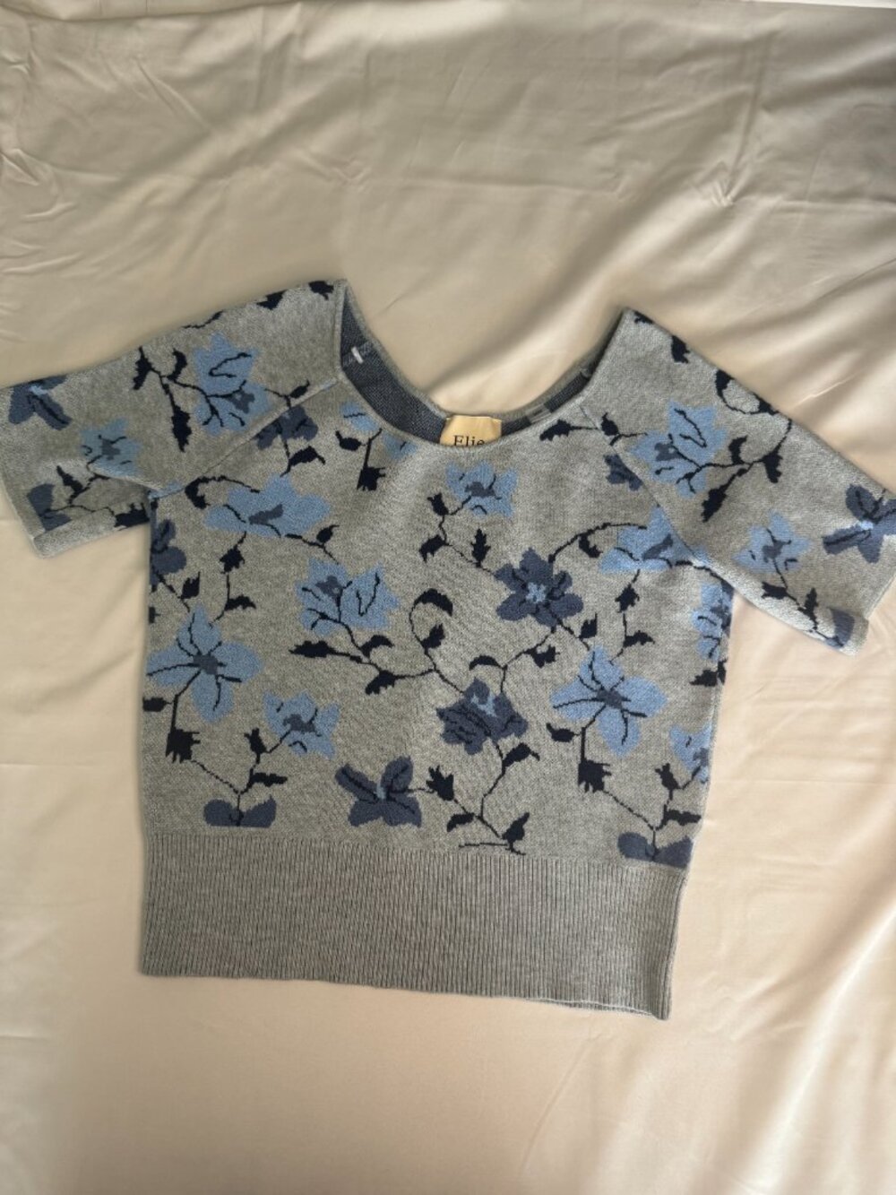 Medium Elie Tahari Fitted Sweater Gray Blue Floral Knit Cottagecore Designer